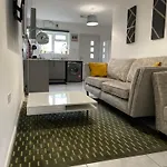 The Holloway Haven - 1 Bedroom Apartment - Private Access & Parking - Prime Location Near Oxford City Centre